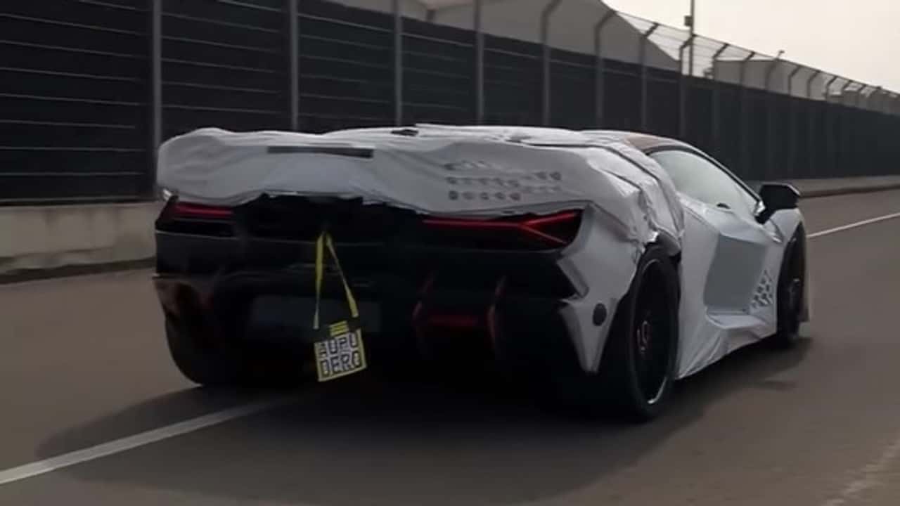 Lamborghini Revuelto SV: Prvi Pogled na Superveloce Verziju