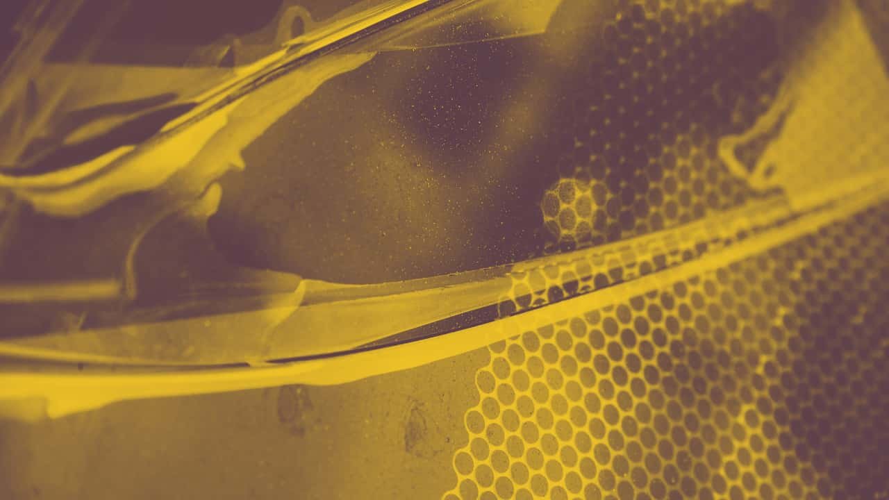 Zašto automobili imaju sitne crne tačkice oko vetrobranskog stakla?