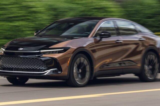 2027. Toyota Crown: Savršena Kombinacija Limuzine i SUV-a