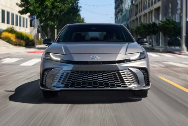 Toyota Camry ponovo na popravci: Više od 500.000 vozila zbog kvara na brzinomeru