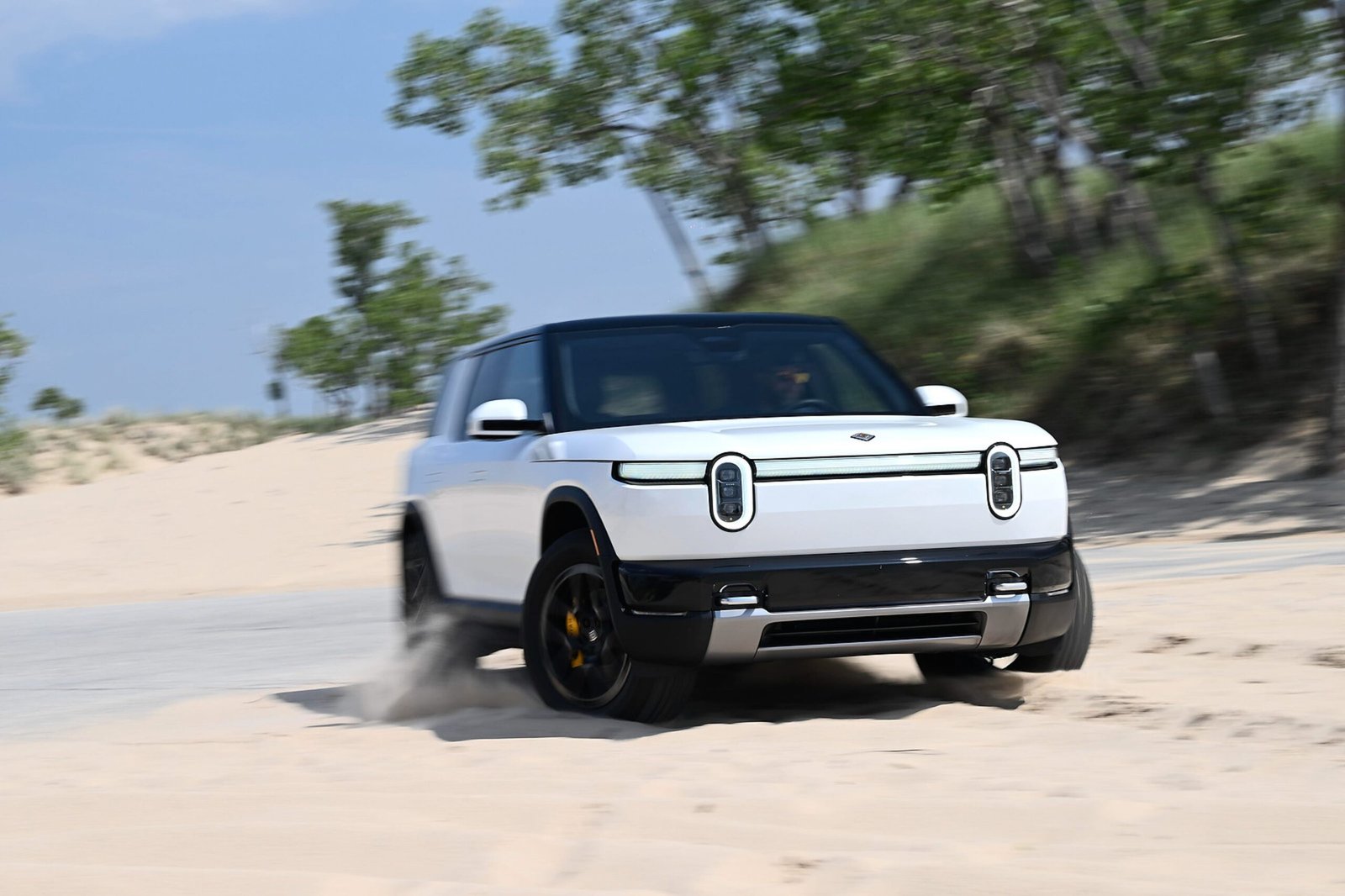 2026 Rivian R2: Prvi Pogled na Eksterijer i Inovacije