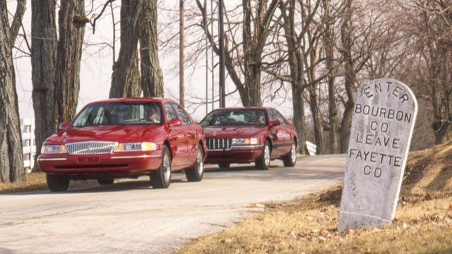 Poređenje 1995. Cadillac SLS i Lincoln Continental: Klasici američke automobilizma
