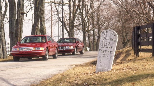 1995 Cadillac SLS vs. Lincoln Continental: Američki luksuz u dvoboju