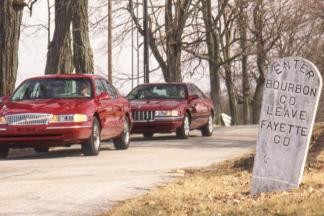 Poređenje 1995. Cadillac SLS i Lincoln Continental: Klasici američke automobilizma