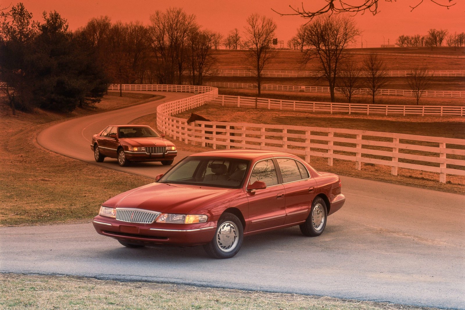 Poređenje 1995. Cadillac SLS i Lincoln Continental: Klasici američke automobilizma