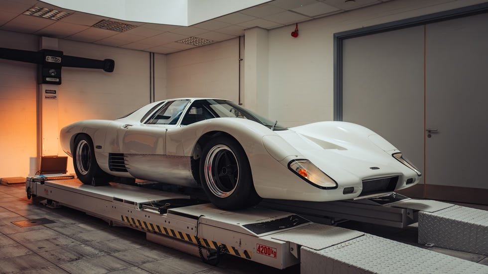 McLaren najavljuje novi superautomobil sa ručnim menjačem inspirisanim M6GT