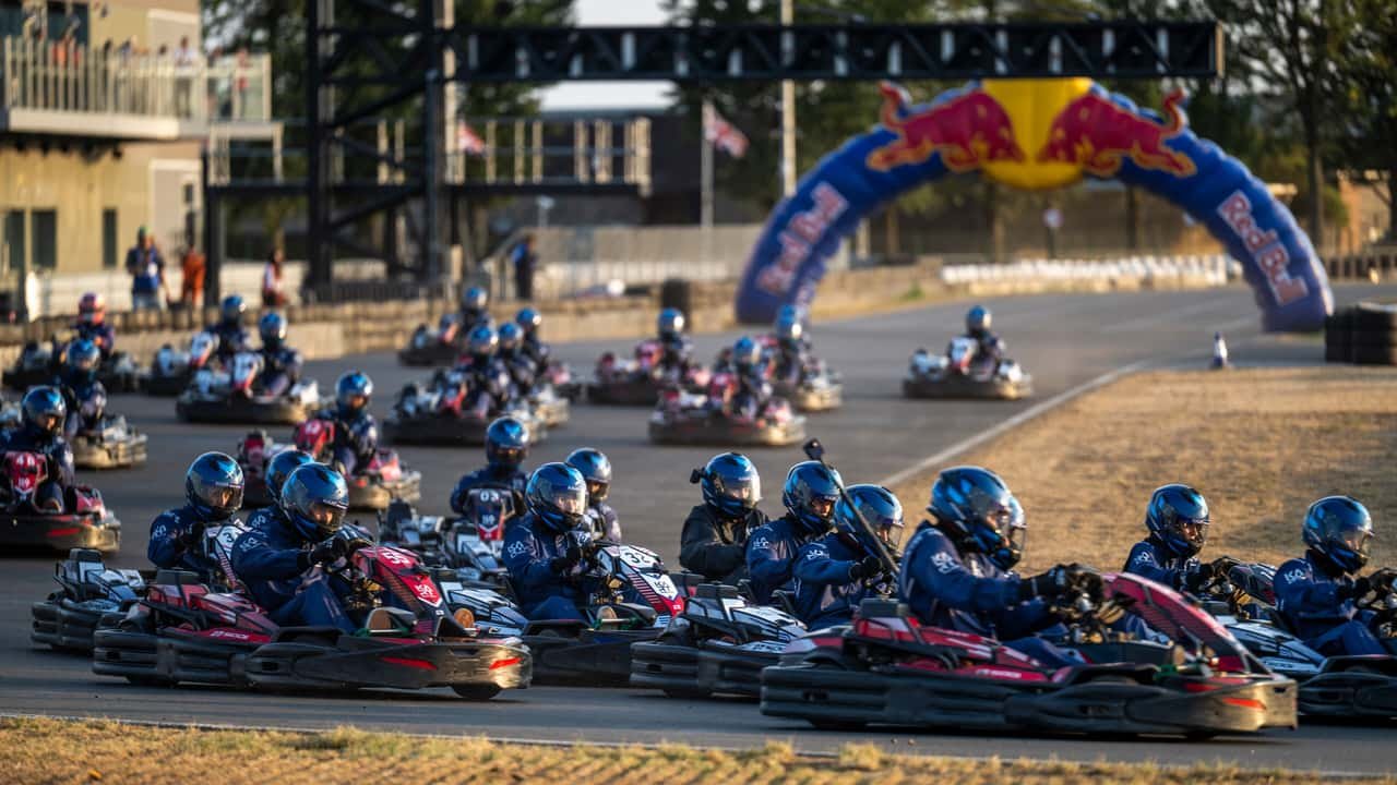Max Verstappen se Takmiči protiv 100 Kartaša na Silverstoneu