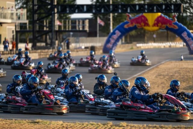 Max Verstappen se Takmiči protiv 100 Kartaša na Silverstoneu