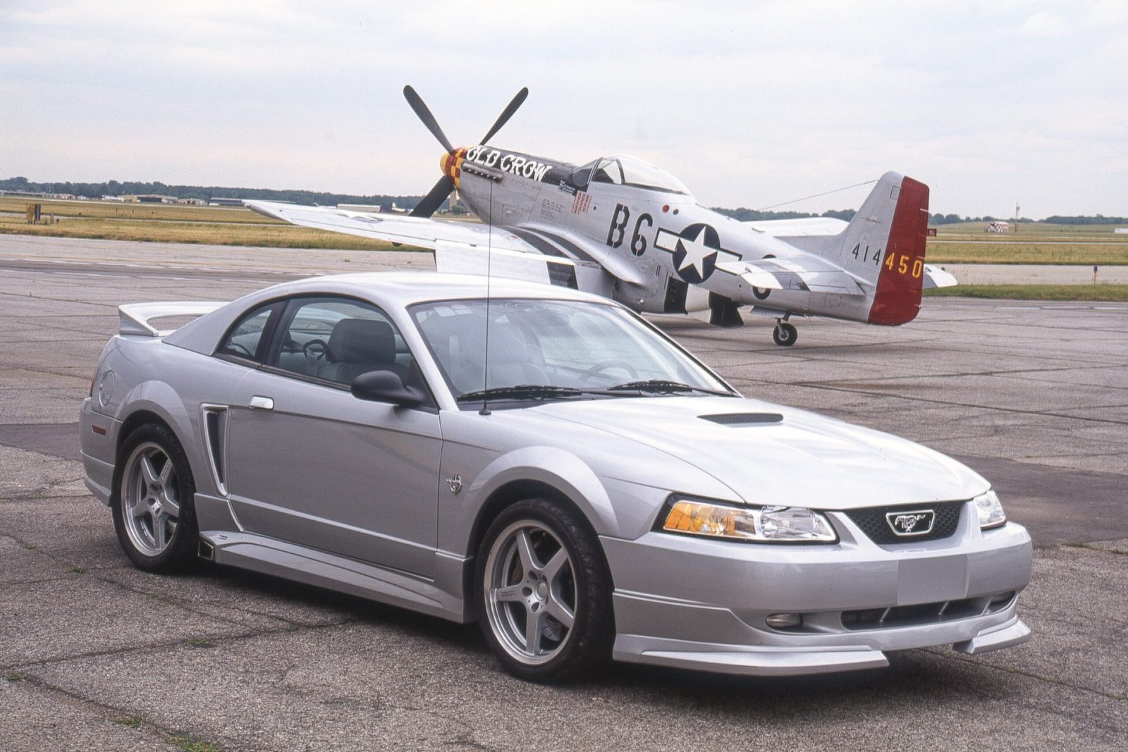 Roush Mustang vs P-51 Mustang: Usporedba automobila i aviona ikona
