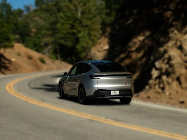 Pogledajte spoljašnjost modela Tesla Model Y L iz 2027. godine
