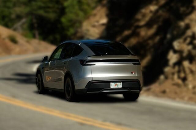 Pogledajte spoljašnjost modela Tesla Model Y L iz 2027. godine