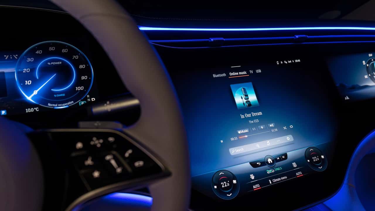 Zašto Novi Automobili Imaju Ogromne Ekrane?