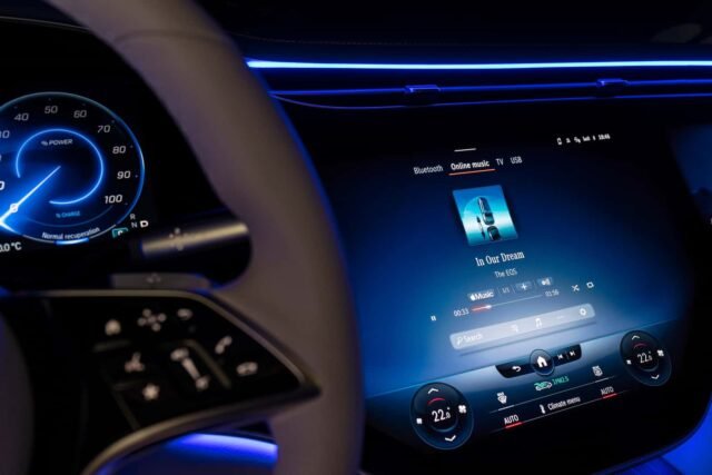 Zašto Novi Automobili Imaju Ogromne Ekrane?