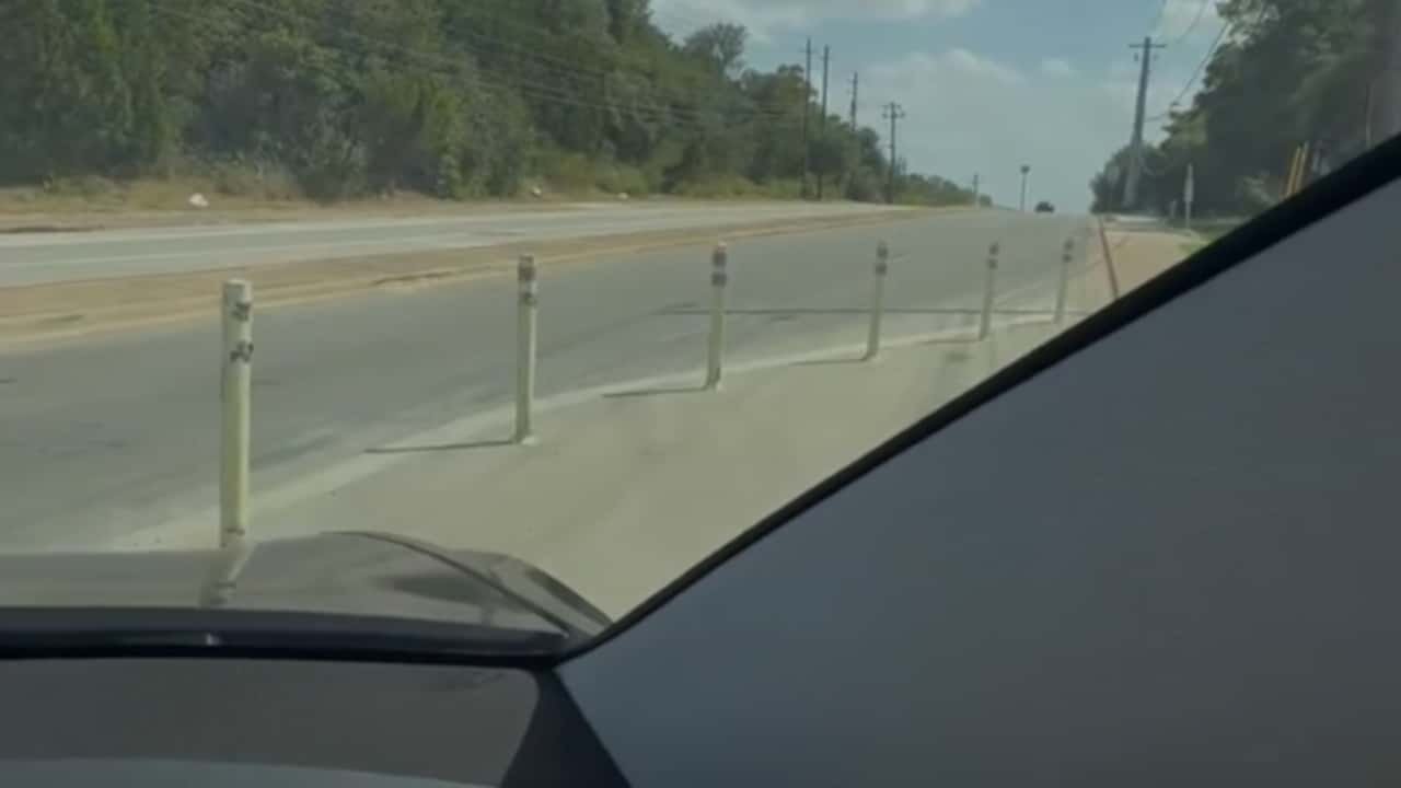 Tesla Robotaxi Prolazi Kroz Ulične Ograde u Ostinu