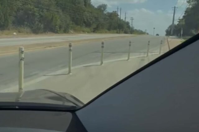 Tesla Robotaxi Prolazi Kroz Ulične Ograde u Ostinu