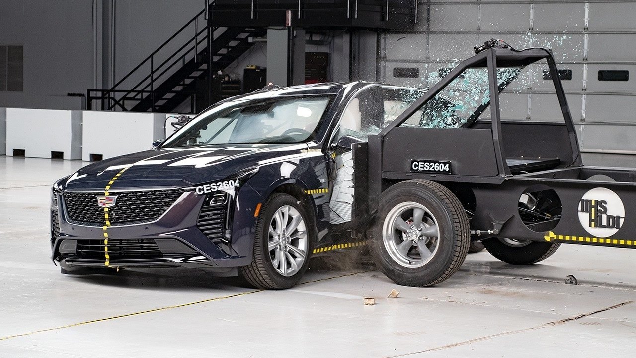 2026 Cadillac CT5: Iznenađujući Rezultati IIHS Testova Bezbednosti