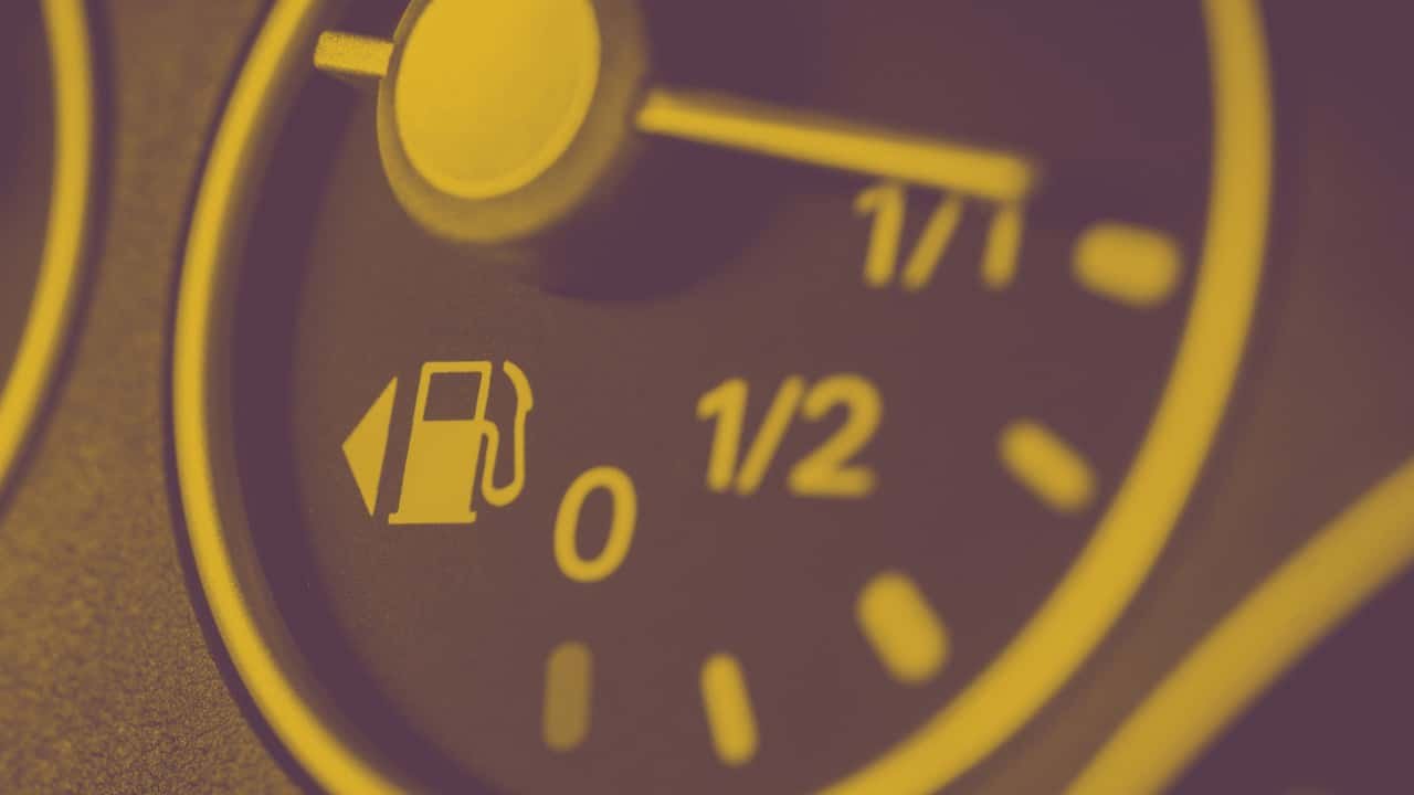 Šta Znači Mala Strelica Pored Pokazivača Goriva?