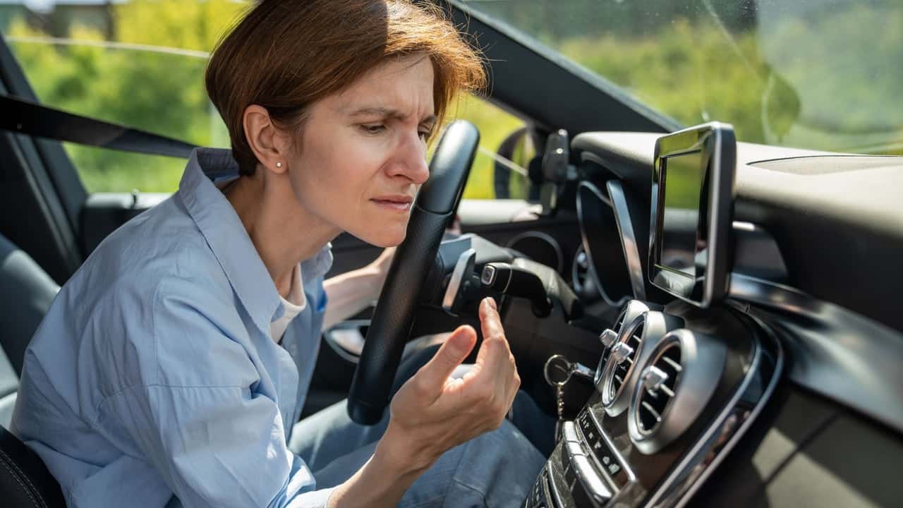 Zašto vaš automobil ima miris vlažnih čarapa kada uključite klima uređaj?