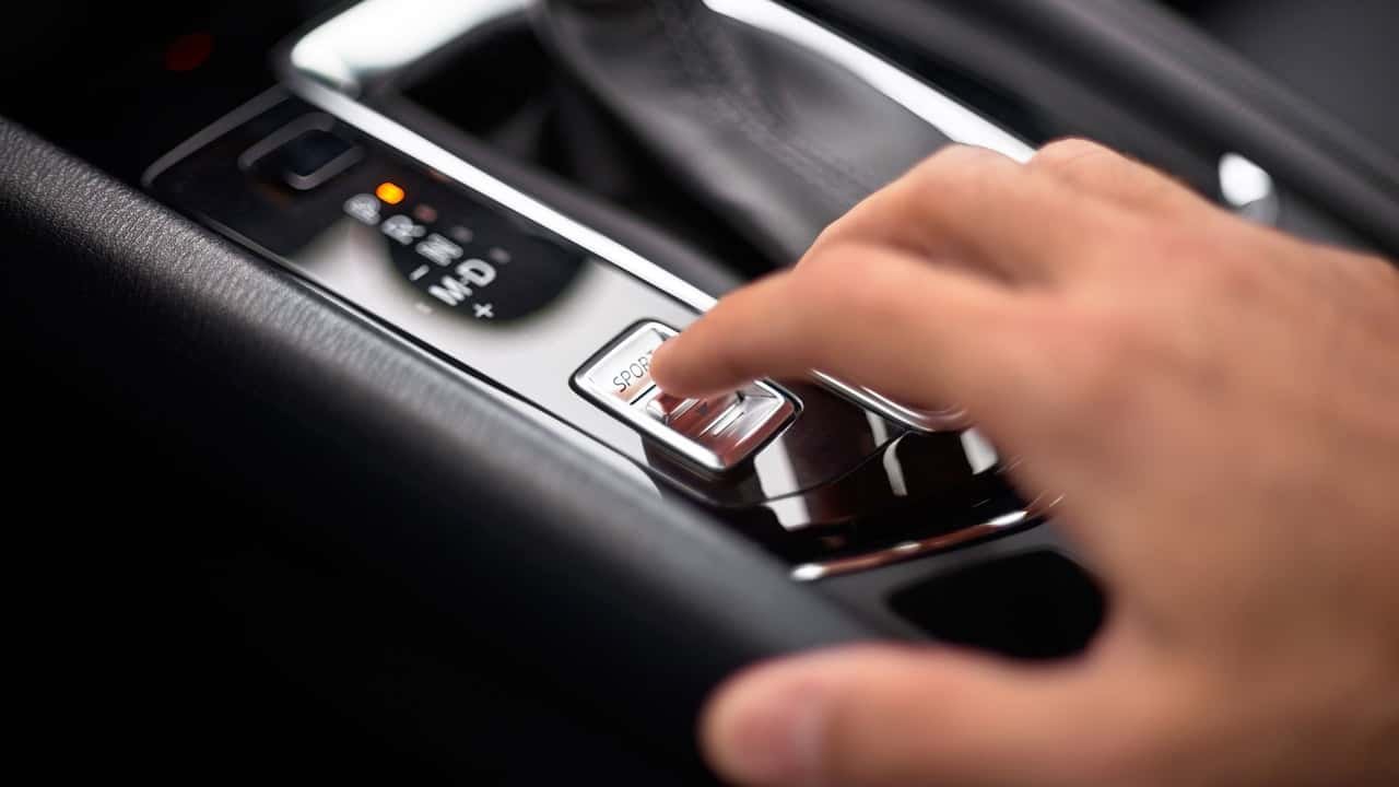 Šta se zaista dešava kada uključite Sport mod u svom automobilu