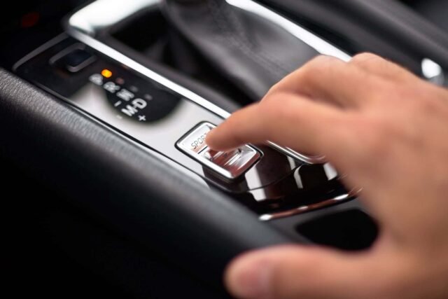 Šta se zaista dešava kada uključite Sport mod u svom automobilu