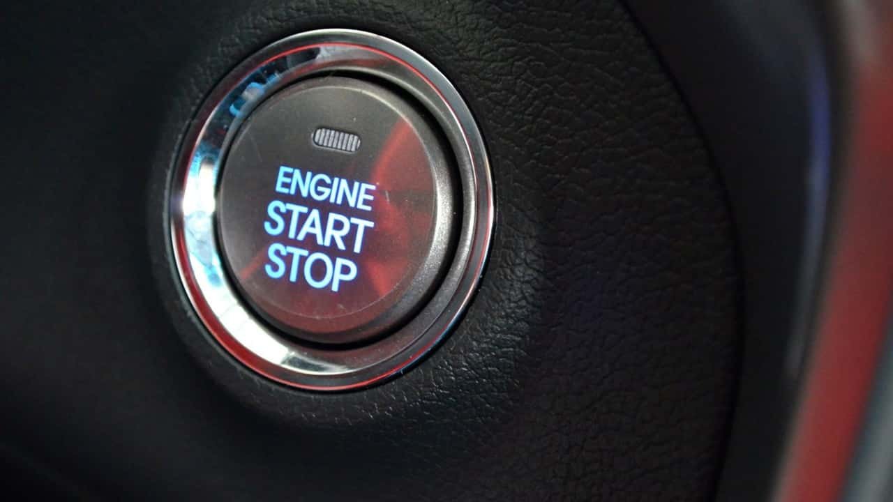 Zašto Vaš Auto Ne Zastaje na Crvenom Svetlu: Razumevanje Start-Stop Sistema