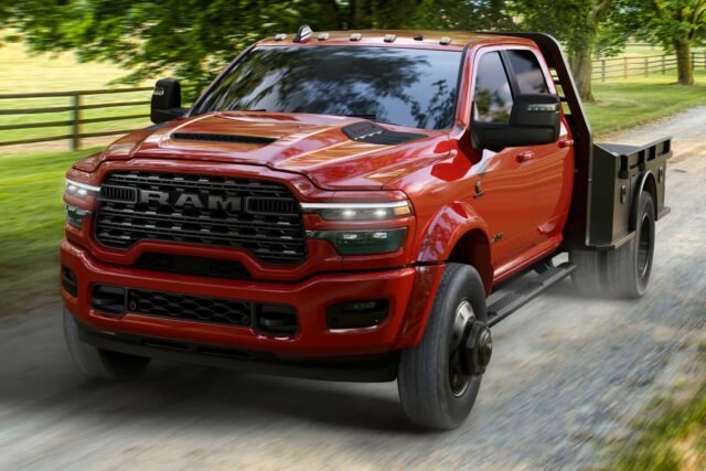 Ram Chassis Cab Night Edition: Mračan Stil za 2027. Godinu